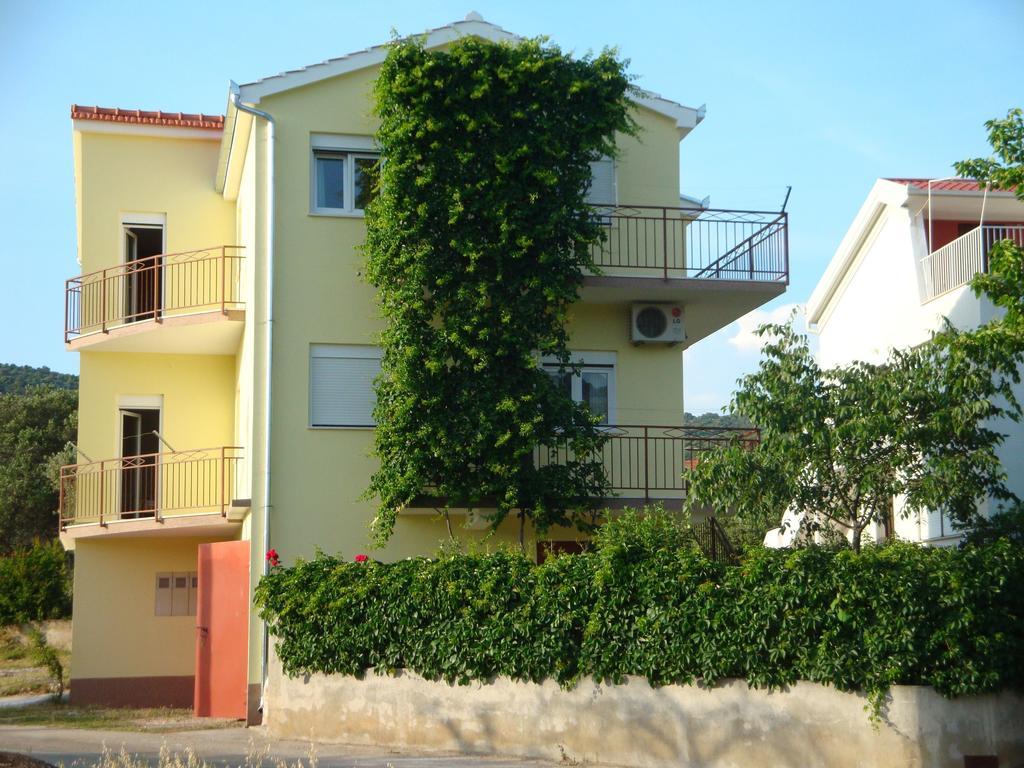 Apartments Borozan Vinišće Esterno foto