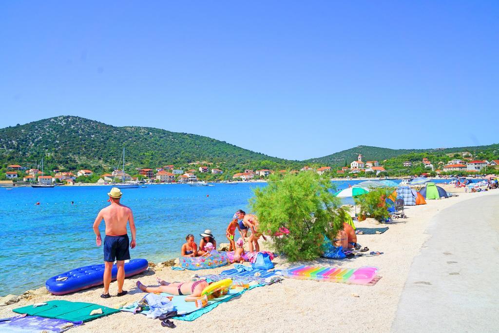 Apartments Borozan Vinišće Esterno foto